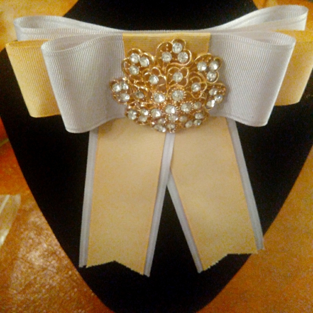 Neck bow